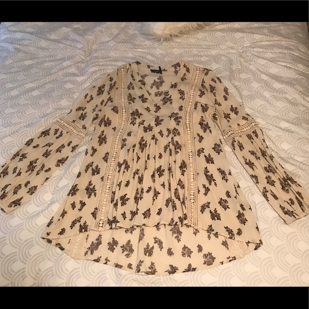 Cream flowy top with floral details, 3/4 sleeve